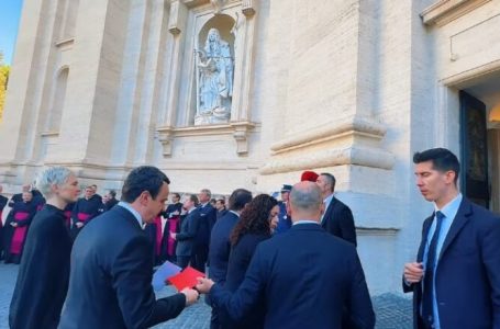 Presidentja Osmani dhe kryeministri Kurti arrijnë në bazilikën “Shën Pjetri”