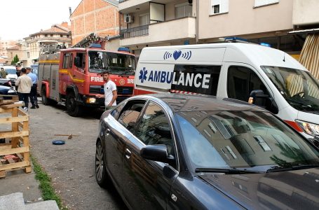 Një person shoqërohet në polici, gjuajti gjësende nga kati i gjashtë