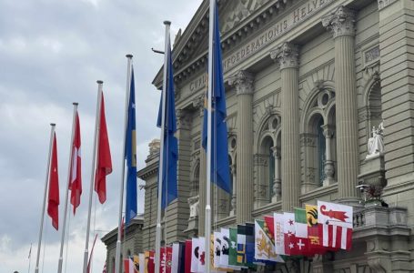 Sheshi Federal i Bernës zbukurohet me flamujt e Kosovës për vizitën e Presidentes Osmani