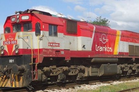 Një grua goditet me gur në kokë ndërsa po udhëtonte me tren
