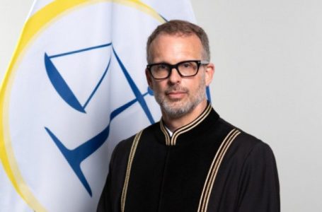 Dorëhiqet një gjykatës në Hagë