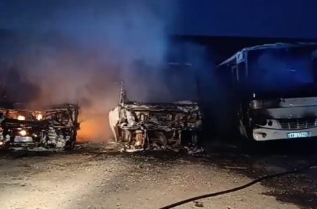 Katër autobusë përfshihen nga flakët në Lushnje