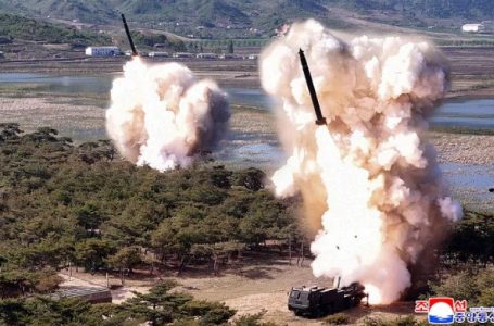 Koreja e Veriut teston raketa që simulojnë sulme bërthamore