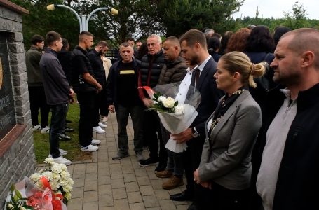 Vetëvendosje me homazhe nderon dëshmorët e Popocit dhe Ponoshecit