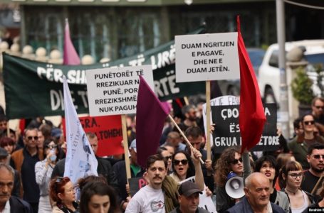 Punëtorët në Kosovë protestojnë për të drejtat e tyre, kërkojnë rritjen e pagave