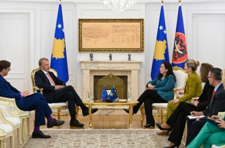 Kriza politike dhe takimi i paralajmëruar për të enjten, presidentja Osmani takon shefin e BE-së në Kosovë