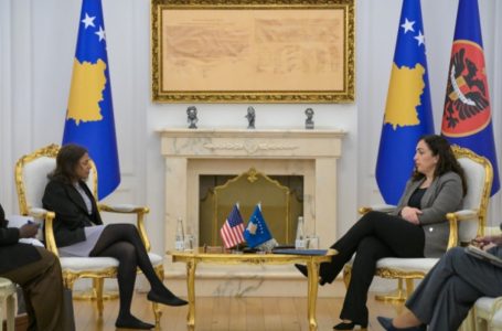 Presidentja Osmani takohet me përfaqësuesen e ShBA-së në Kosovë