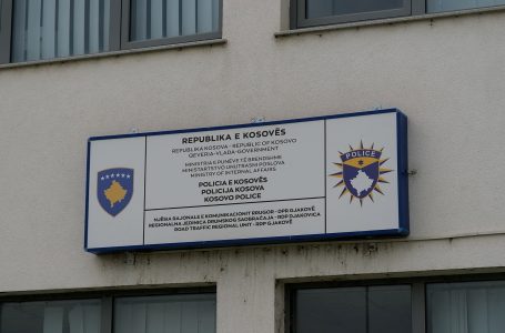 Policia gjobit ngasësit për përdorimin e telefonit
