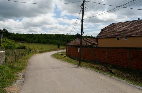 Shtyllat elektrike në Bitesh të Ulët rrezikojnë banorët