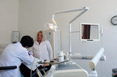 Stomatologe Huma: Higjiena orale e rëndësishme, shkolla ofron shërbime të ndryshme stomatologjike