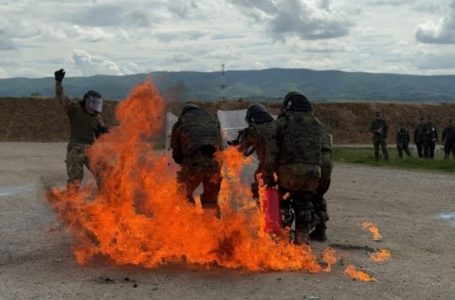 ​Ushtarët e KFOR-it zhvillojnë stërvitje për kontrollin e turmave dhe zjarret