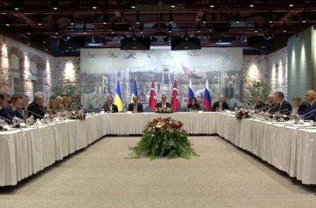 Bisedimet Rusi-Ukrainë në Stamboll fillojnë pa shtrëngim duarsh