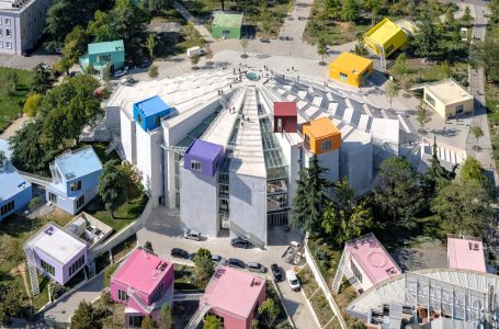 Bloomberg: Me blloqet shumëngjyrëshe, Piramida e Tiranës përfaqëson një Shqipëri në ndryshim