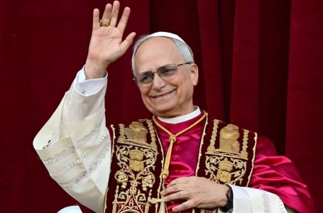 Papa Leo nis përdorimin e rrjeteve sociale