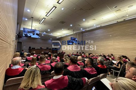 Mbahet seancë fillestare në mungesë ndaj 53 të akuzuarve për masakrën e Mejës