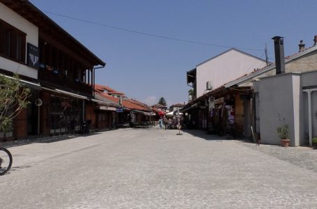 Çarshia e Madhe, përplot me objekte e pajisje që bien ndesh me autenticitetin e saj