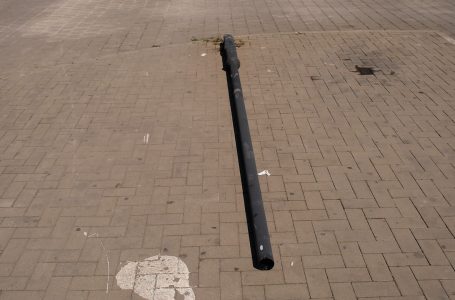 Dëmtimi i shtyllave elektrike dhe shenjave të komunikacionit, pakujdesi e drejtuesve të automjeteve
