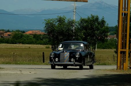Valon Emra, koleksionuesi i makinave të vjetra, mercedesi i vitit 1958 i jep kënaqësi në ngasje