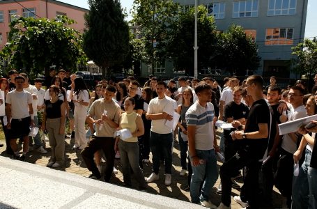 1020 maturantë i’u nënshtruan testit të maturës në Gjakovë