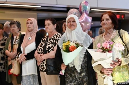 Osmani nderon nënat e Srebrenicës me Medalje Presidenciale