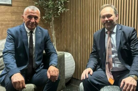 Kamberi takoi ambasadorin e BE-së në Beograd
