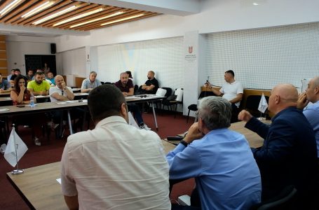 Bizneset e Gjakovës diskutojnë për hallet, kërkesat dhe zgjidhjet që presin mbështetje