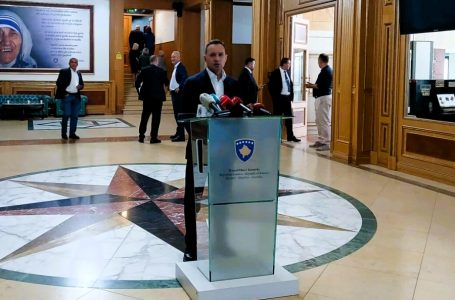 Bllokada në Kuvend, ​Zogaj: Nuk ka asnjë përpjekje për të dalë nga ngërçi