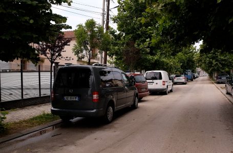 Një mijë gjoba për një muaj për parkim të gabuar të automjeteve në Gjakovë
