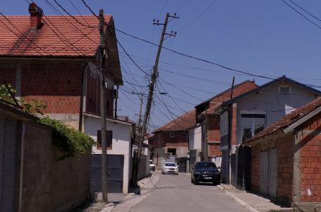 Banorët rrezikohen nga shtylla elektrike, KEDS thotë se do të sanojnë problemin