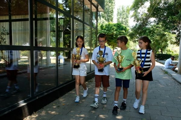 Teniserët nga klubi “Hot Shot” rrëmbejnë pesë medalje në turneun “Kosova Bowl”
