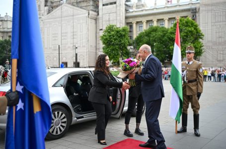 Presidentja Osmani pritet me nderime ushtarake në Budapest