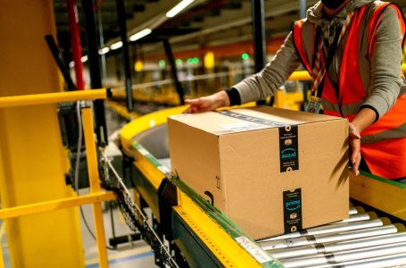 Shefi i Amazon-it u thotë punonjësve se AI rrezikon vendet e tyre të punës