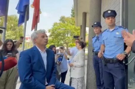 Avokati Arianit Koci me aksion simbolik bllokon deputetët në Kuvend