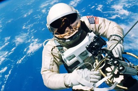 Astronauti që eci për herë të parë në hapësirë