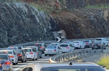 Shqiptarët e Kosovës marshojnë drejt kryeqytetit për kuqezinjtë