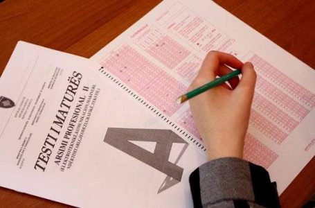 Nxënësit hasin në pengesa për aplikim online për test të maturës