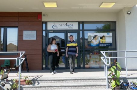 Ulëset për përdoruesit e karrocave së shpejti edhe në Gjakovë