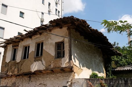 Kjo është gjendja e një objekti të vjetër në afërsi të shëtitores Krena