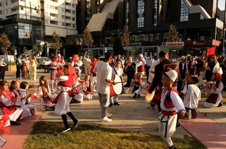 Valltarë e grupe muzikore nga vende shqipfolëse defilojnë në rrugët e Gjakovës