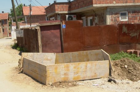 Disa ditë pasi një fëmijë u lëndua në Brekoc, kompania kontraktuese nga KEDS bën rrethimin e gropës