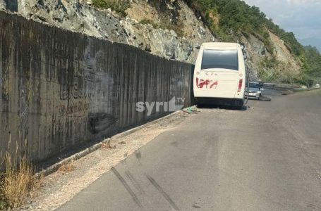 Një minibus vetaksidentohet, dy persona dërgohen në QKUK