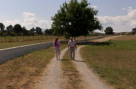 Disa shtëpi në Brekoc përballen me mungesën e ndriçimit, kanalizimit dhe shtyllave të vjetëruara