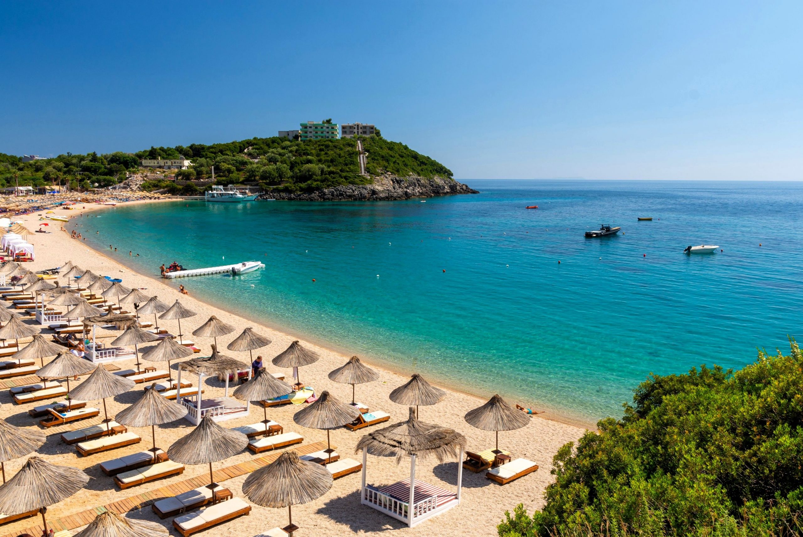 ”New York Times” përzgjedh Dhërmiun ndër destinacionet më të mira turistike globale