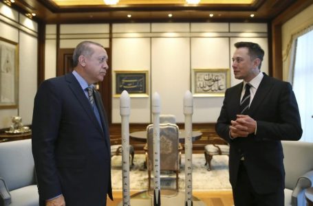 Turqia bllokon chatbotin e Muskut për fyerje ndaj Erdoganit