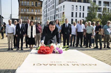 Kurti bën homazhe pranë varrit të veprimtarit Adem Demaçi