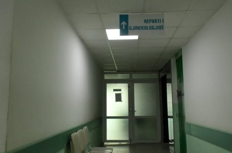 Vdes një foshnje gjatë procesit të lindjes